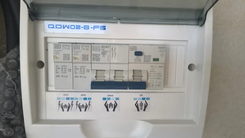 Quadro do carregador com DPS, disjuntor geral e DR identificados